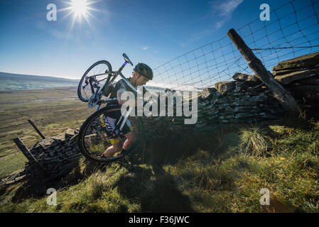 Nick Craig climbing Simon cadde in picchi letre viti di ciclocross 2015, Yorkshire Dales, UK. Foto Stock