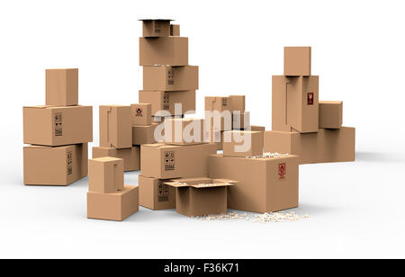 Più brown cartone scatole di imballaggio in una varietà di formati impilati su sulla parte superiore di un altro in una pila di stoccaggio, di confezionamento per Foto Stock
