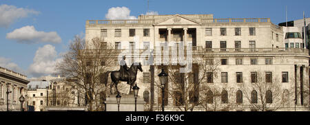 Regno Unito. Londra. Trafalgar Square con la statua equestre del re George IV. Bronzo. Scolpito da Sir Francis Legatt Chantrey (1781-1841). Foto Stock