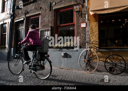 Bruges, Belgio via bike. È stato molti anni da quando ho visitato per la prima volta Bruges, Belgio, ma un'immagine rimane forte nella mia memoria Foto Stock