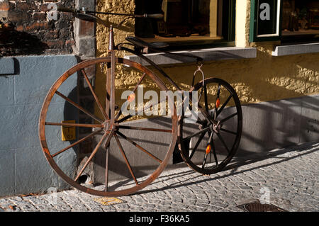 In bicicletta in Bruge: vecchia bicicletta davanti a una parete, Simon Stevin Plaza, Bruges, Belgio. Ricordate che Bruges è un luogo dove mor Foto Stock