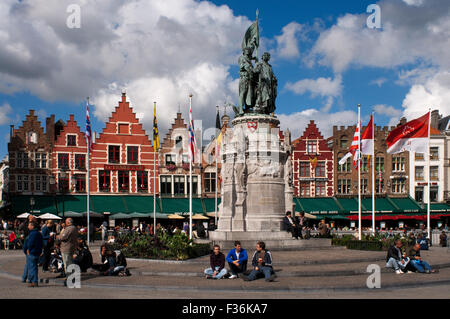 Belgio, Bruges, statua di Jan Breydel e Pieter De Coninck, la piazza del mercato, Brugge Markt. Nel centro del mercato sta th Foto Stock