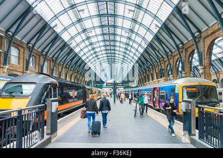 Due treni in arrivo partenza da Kings Cross Station Euston Rd Kings Cross Londra Inghilterra REGNO UNITO GB EU Europe Foto Stock