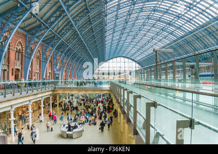 Interno del dalla stazione ferroviaria internazionale di St Pancras Londra Inghilterra REGNO UNITO GB EU Europe Foto Stock