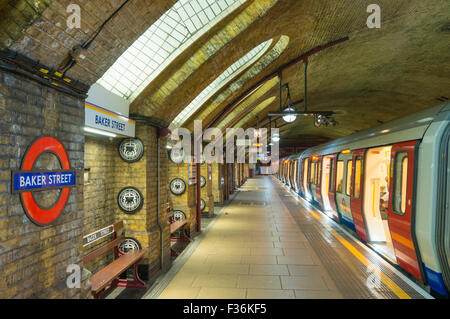 Architettura vittoriana e mattoni a vista presso la stazione della metropolitana di Baker Street platform Londra Inghilterra Regno unito Gb EU Europe Foto Stock
