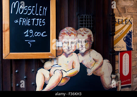 La famosa belga di cozze con le patatine fritte (mosselen incontrato frietjes). Le cozze sono un'impresa preferita e un lato-piatto di moules et frites/M Foto Stock