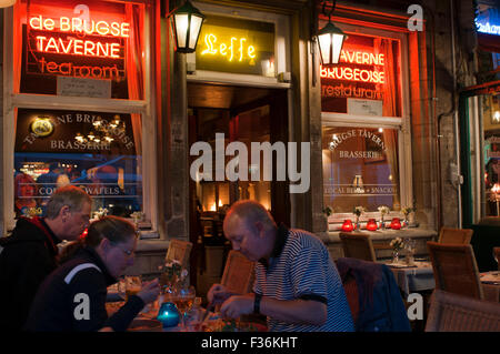 Ristorante tipico a Brugge. Taverne Brugeoise. Menu del tasso Da 16.00€ 22.00€. À la carte rate (antipasto, primo piatto, dess Foto Stock