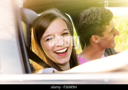 Coppia felice in un auto Foto Stock