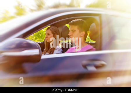 Coppia felice in auto Foto Stock