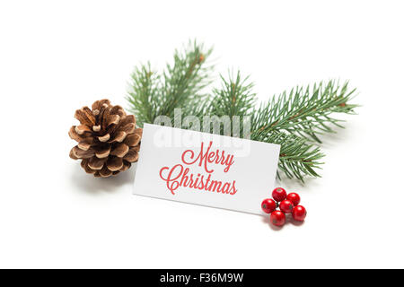 Auguri di Buon Natale. Biglietto di auguri con cono di pino e agrifoglio bacche. Foto Stock