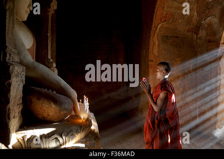 Giovane debuttante birmano all'interno di un tempio di Bagan,Myanmar Foto Stock