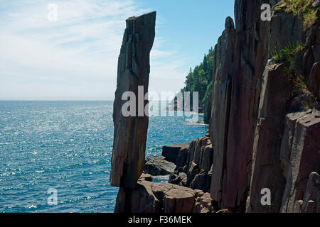 La roccia di bilanciamento, una grande colonna di basalto che sembra essere in equilibrio su una sua estremità appena fuori di Tiverton, Nova Scotia Canada Foto Stock