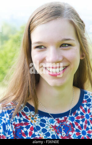 Ritratto di una ragazza felice con le bretelle Foto Stock