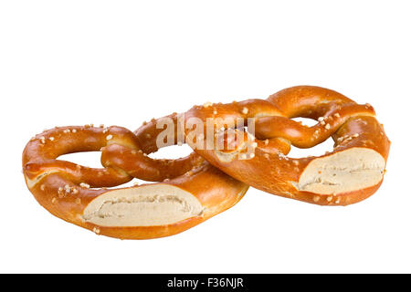 Un pretzel è un tipo di pane cotto prodotto realizzato da impasti più comunemente conformato in un nodo, isolati su sfondo bianco. Foto Stock