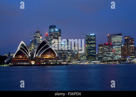 Sydney Opera House e il CBD skyline al Distretto Centrale degli Affari di notte da Kirribilli NSW Sydney Australia Foto Stock