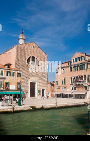 Chiesa di chiesa di San Pantalon e campo piazza fuori con canal in primo piano Dorsoduro Venezia Veneto Italia Foto Stock