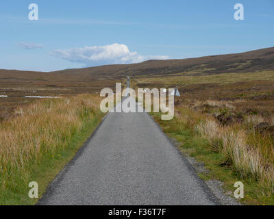 Strada Commerciale oltre la brughiera, North Uist, Ebridi, Settembre 2015 Foto Stock