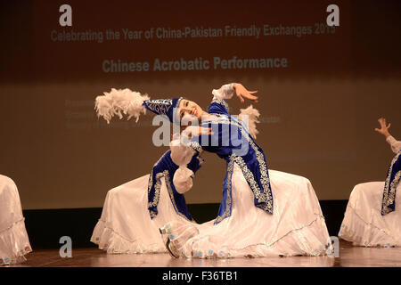 (150930) -- ISLAMABAD, Sett. 30, 2015 (Xinhua) -- acrobatico cinese artisti eseguono durante una cerimonia per celebrare l Anno di China-Pakistan scambi amichevoli 2015, a Islamabad, la capitale del Pakistan sul Sett. 30, 2015. (Xinhua/Saadia seher) Foto Stock