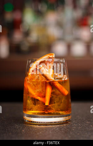 In vecchio stile cocktail con secchi di colore arancione e la stecca di cannella Foto Stock