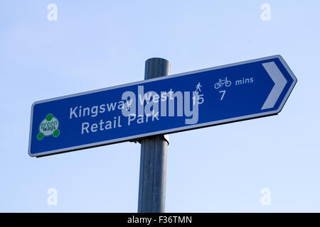 Segno del dito post che mostra le direzioni per il Kingsway West Retail Park a Dundee, Regno Unito Foto Stock