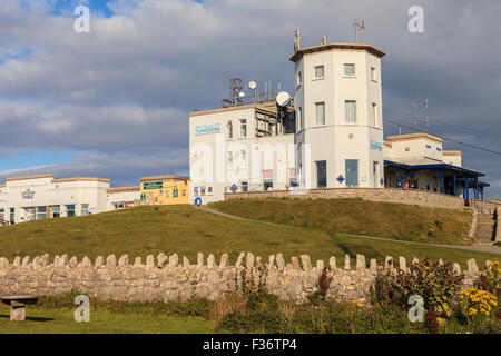 I turisti presso il complesso e il centro visitatori al vertice del Great Orme Llandudno, Galles Foto Stock