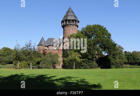 Burg Linn, Krefeld-Linn, Germania. Il 30 settembre 2015. Da sud, il medievale moated Linn Castello nel sole autunnale. Foto Stock