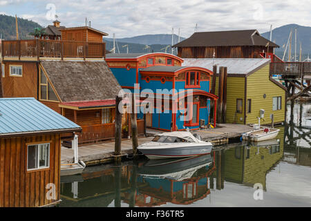 Colorato float-case in ambiente paesaggistico, Cowichan Bay, l'isola di Vancouver, British Columbia, Canada, America del Nord. Foto Stock