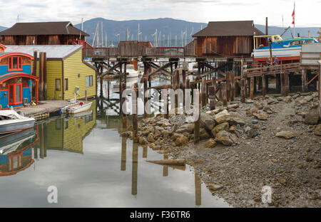 Colorato float-case in ambiente paesaggistico, Cowichan Bay, l'isola di Vancouver, British Columbia, Canada, America del Nord. Foto Stock