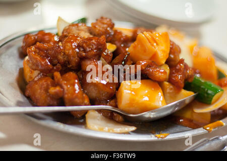 In agrodolce ananas di maiale fritto di bambù cibo cinese sulla piastra Foto Stock