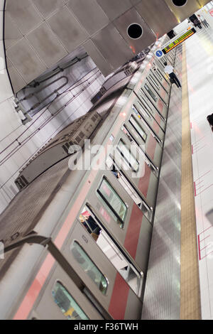 Stazione metropolitana visto dal di sopra con il conduttore a piedi parte anteriore Foto Stock