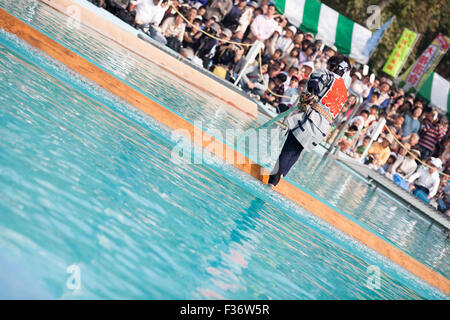 Tradizionale yukata Giapponesi in equilibrio su registro quadrato su acqua Foto Stock