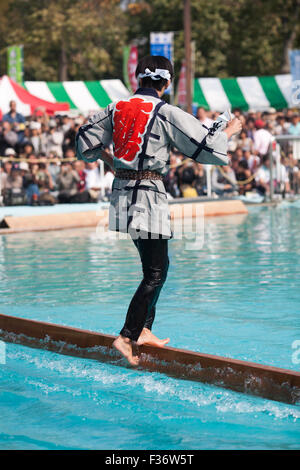 Tradizionale yukata Giapponesi in equilibrio su registro quadrato su acqua Foto Stock