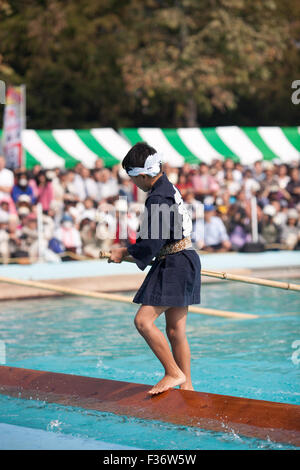 Tradizionale yukata Giapponesi in equilibrio su registro quadrato su acqua Foto Stock