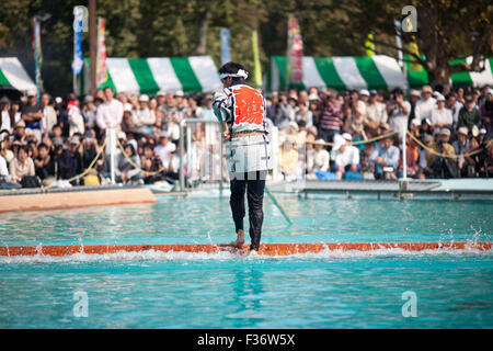 Tradizionale yukata Giapponesi in equilibrio su registro quadrato su acqua Foto Stock