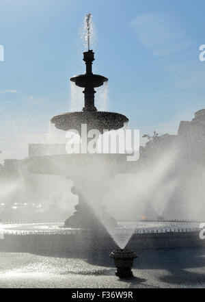 Parte della fontana principale a Piata Unirii con il parlamento rumeno a distanza Foto Stock