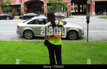 Un parcheggio Enforcement Officer scrive un biglietto in Halifax, N.S. Foto Stock