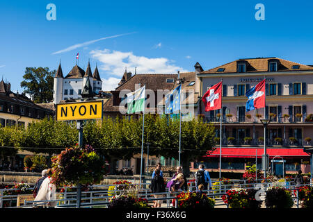 I passeggeri di sbarco da un traghetto presso la città di Nyon in Svizzera Foto Stock