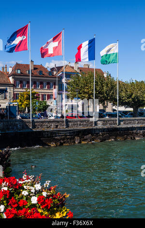 Il lungomare di Nyon dal molo dei traghetti, sul lago di Ginevra, Svizzera Foto Stock