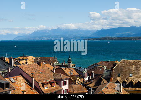 Vista sui tetti di Nyon in Svizzera, guardando attraverso il lago di ginevra verso le Alpi francesi Foto Stock