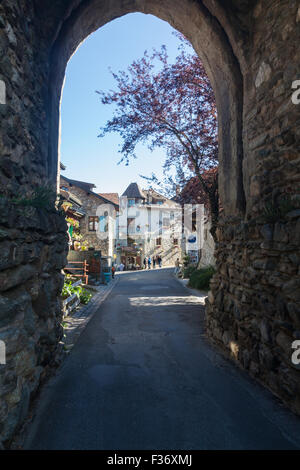 Un varco di ingresso nel centro storico medievale del villaggio francese di yvoire in Haute Savoie Foto Stock