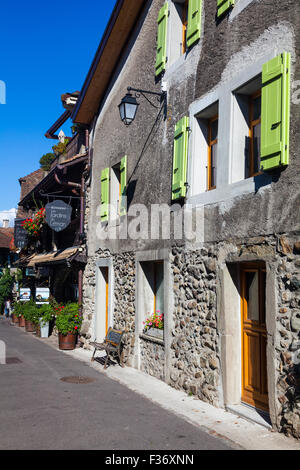 Edificio residenziale nelle strette strade di yvoire in Haute Savoie Foto Stock