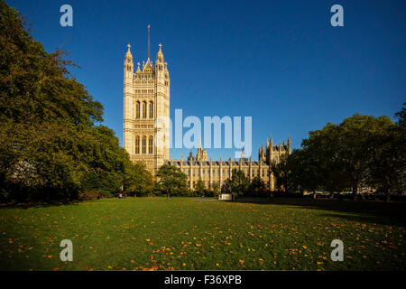 Il Palazzo di Westminster o Case del Parlamento a Londra come visto dalla torre di Victoria Gardens, Regno Unito. Foto Stock