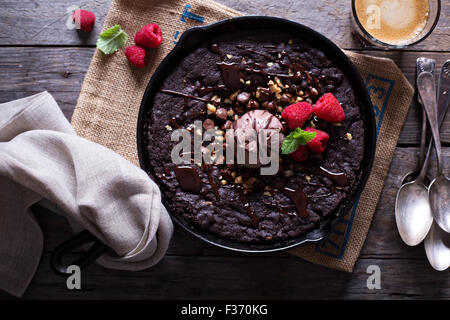 Cioccolato padella gigante cookie con noci e gocce di cioccolato al latte Foto Stock