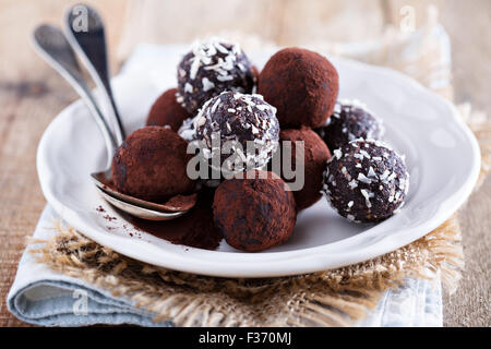 Una sana tartufi di cioccolato con noci e date Foto Stock