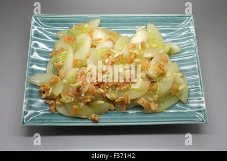 Mescolare il cetriolo fritto con gamberi secchi Foto Stock