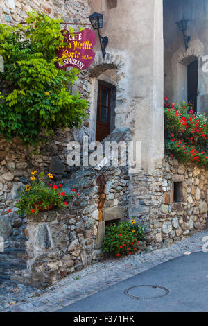 Entrata in un ristorante presso la principale porta di entrata nel villaggio di yvoire, Francia Foto Stock