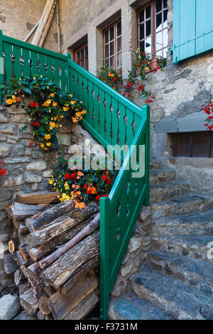 Scala per l'ingresso di una residenza privata nel borgo medievale di yvoire in Francia Foto Stock