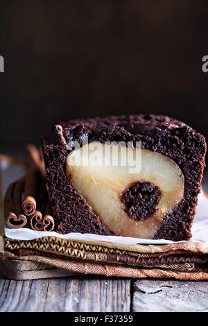 Pane al cioccolato torta con pere intere dentro al forno Foto Stock