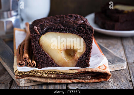 Pane al cioccolato torta con pere intere dentro al forno Foto Stock