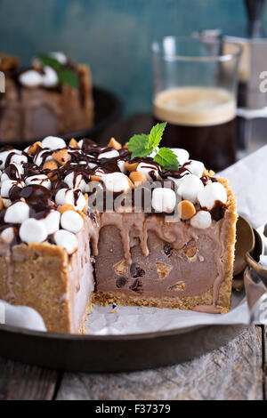 Strada rocciosa torta gelato con arachidi, marshmallows, scaglie di cioccolato Foto Stock